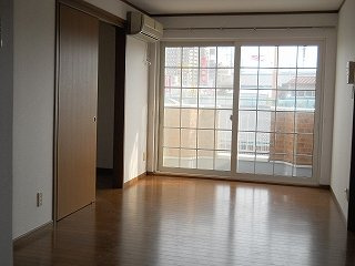 グランメゾンⅡのバルコニー|こちらのリビングで趣味の時間をお楽しみください