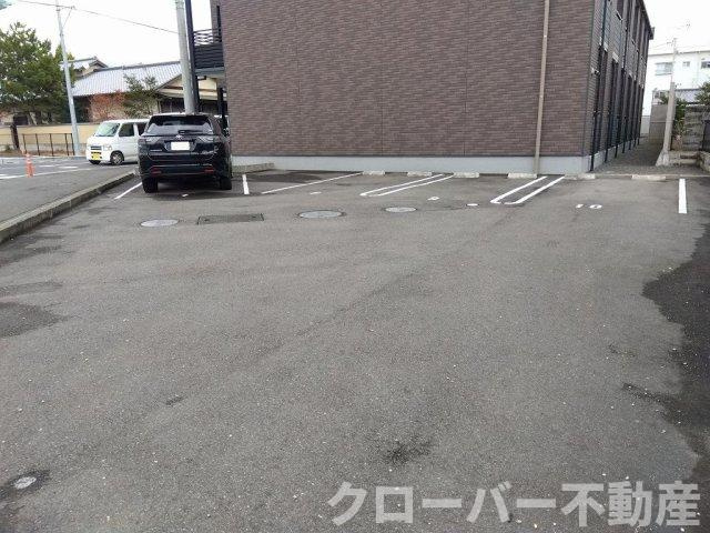 レオネクストアルファの駐車場