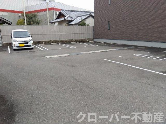 レオネクストアルファの駐車場