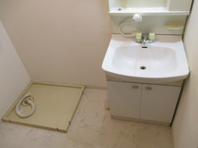 【洗面所】 | テラート１ | 洗面化粧台と防水パン付洗濯機置場です