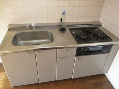 【キッチン】 | テラート１ | ３口コンログリル付システムキッチンでお料理ラクラクですね
