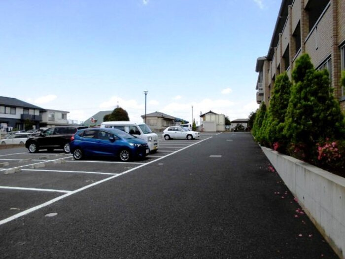 アヴェニール志津 Aの駐車場