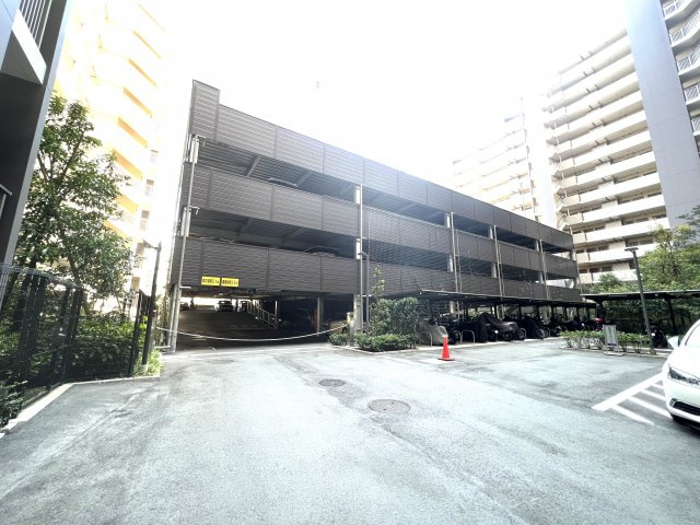 メイツ深川住吉の駐車場