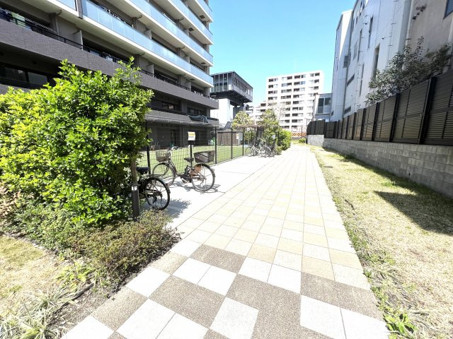 メイツ深川住吉の庭|奥に保育園があります
