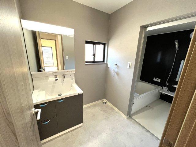 【洗面所】 | 仲介手数料無料！有帆小学校に通えるリフォーム済み中古住宅　山陽小野田市共和台 | シャンプードレッサーはシャワーヘッドが伸びるタイプ