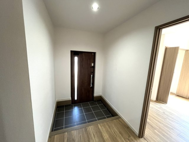 【玄関】 | 仲介手数料無料！有帆小学校に通えるリフォーム済み中古住宅　山陽小野田市共和台 | 収納もある玄関です