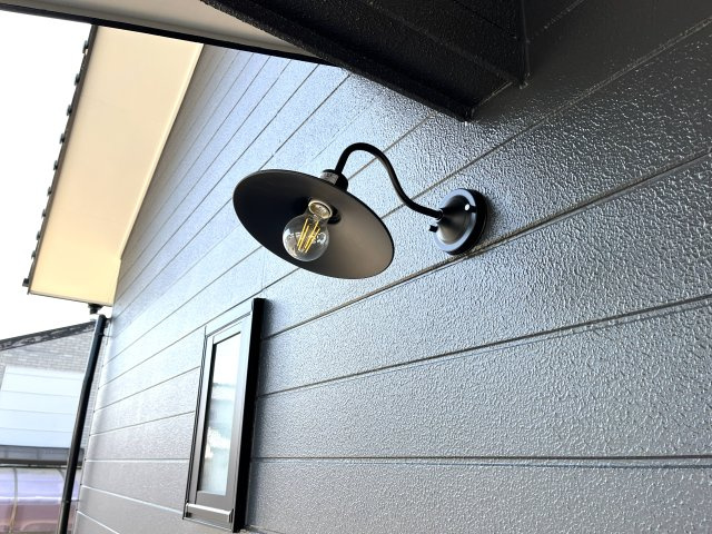 【エントランス】 | 仲介手数料無料！有帆小学校に通えるリフォーム済み中古住宅　山陽小野田市共和台 | かわいい玄関灯