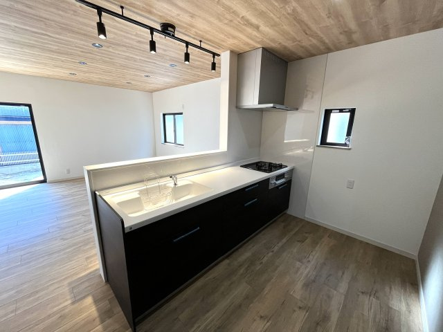 【キッチン】 | 仲介手数料無料！有帆小学校に通えるリフォーム済み中古住宅　山陽小野田市共和台 | 使い勝手の良いシステムキッチンで楽しくクッキング♪