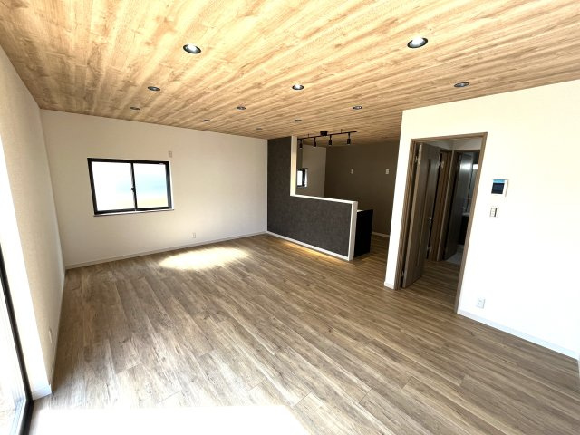 【居間・リビング】 | 仲介手数料無料！有帆小学校に通えるリフォーム済み中古住宅　山陽小野田市共和台 | ゆったりとしたリビングは家族の団らんがはずみますね♪