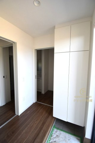 GRACE　水戸市小吹町　2期 　1の玄関|たっぷり収納できるシューズボックスで玄関もスッキリ！扉の中は可動棚ですので、靴に合わせて高さを自由に変えることができます。