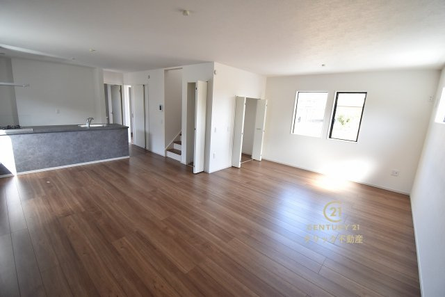 GRACE　水戸市小吹町　2期 　1の居間・リビング|洗練された明るいLDK。カーテンやラグの色、質感、選ぶ家具などで雰囲気が変わりますので、お好みのインテリアを楽しみましょう♪リビング階段は家族が自然と顔を合わせる工夫です。