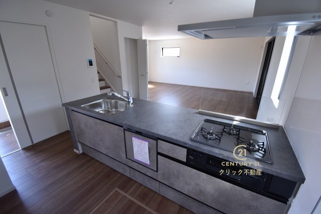 GRACE　水戸市小吹町　2期 　1のキッチン|対面式システムキッチンは料理中や後片づけの間も会話が楽しめ、家族に一体感が生まれます。十分な広さのキッチンなら、家族での分担作業もはかどりそう！