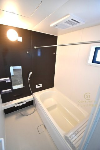 GRACE　水戸市小吹町　2期 　1の浴室|浴槽への出入りが安全な低床タイプのユニットバスです。洗い場は滑りにくい速乾床ですので、お子様やご高齢の方にも安心です。自動お湯張りに追焚機能付きのオートバスです。