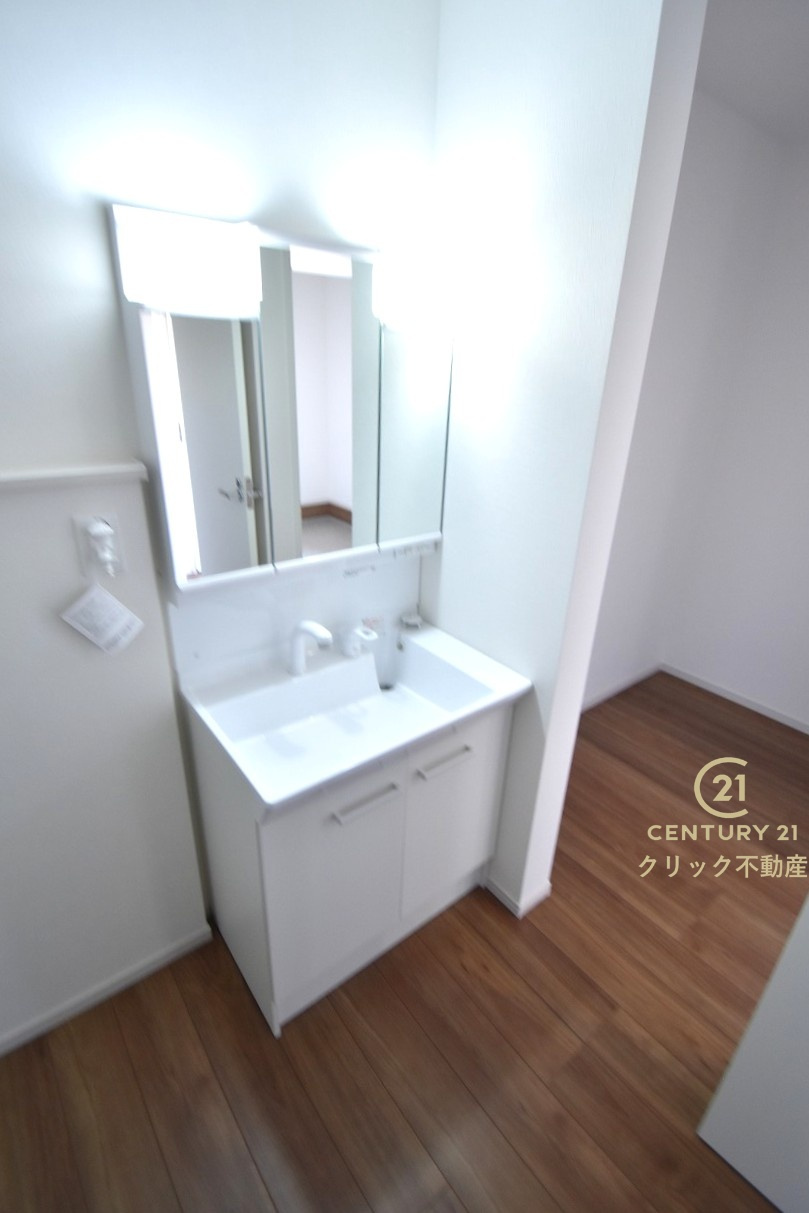 GRACE　水戸市小吹町　2期 　1の独立洗面台|シャンプードレッサー付き洗面台は、広めで使いやすい、お手入れが楽なデザイン。写真奥は収納に利用できます。玄関側からも出入りできるのが便利です！