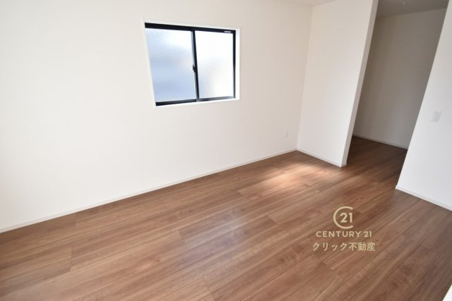 GRACE　水戸市小吹町　2期 　1の洋室|フローリングなので重い家具も置けます。カーテンと家具を揃えるなどして、お好みのインテリアを楽しむことができます。収納スペースは全室に配備しております。