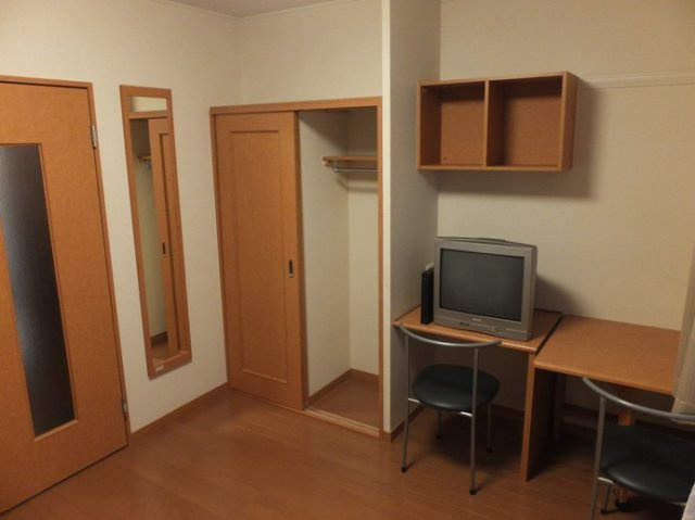 レオパレスサンロードの居間・リビング|テレビ、エアコン、鏡、椅子机ほか家具家電付き