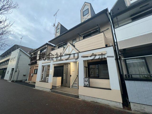 武蔵野市境１丁目のアパートのエントランス