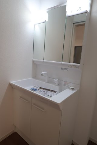 《仲介手数料無料》上尾市本町６丁目1-13新築一戸建てTerrechezの独立洗面台