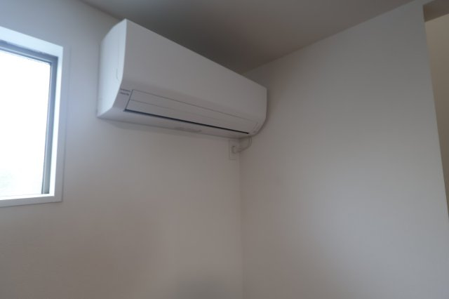 《仲介手数料無料》上尾市本町６丁目1-13新築一戸建てTerrechezの冷暖房・空調設備|リビングにエアコンが付いています。