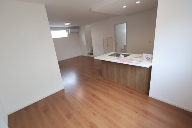 《仲介手数料無料》上尾市本町６丁目1-13新築一戸建てTerrechezの居間・リビング