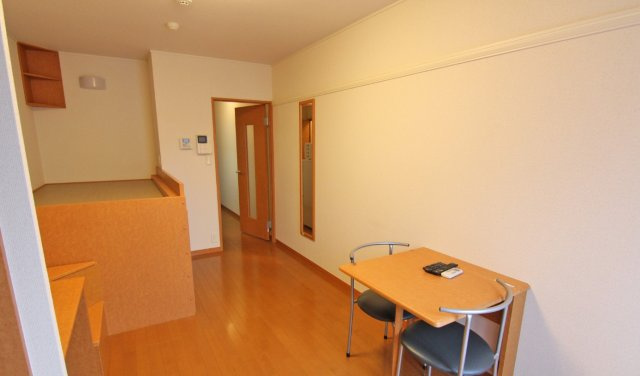 レオパレスディアコート　六木の居間・リビング