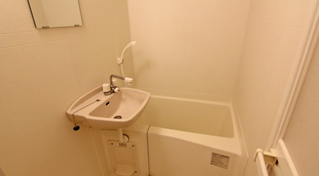 レオパレスディアコート　六木の浴室