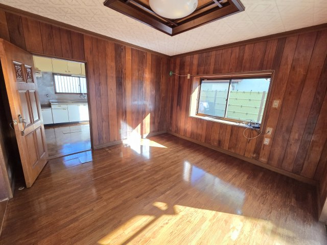 伊勢崎市境美原　中古住宅の洋室|ダイニングキッチン南の洋室は8帖あるので今にピッタリ！