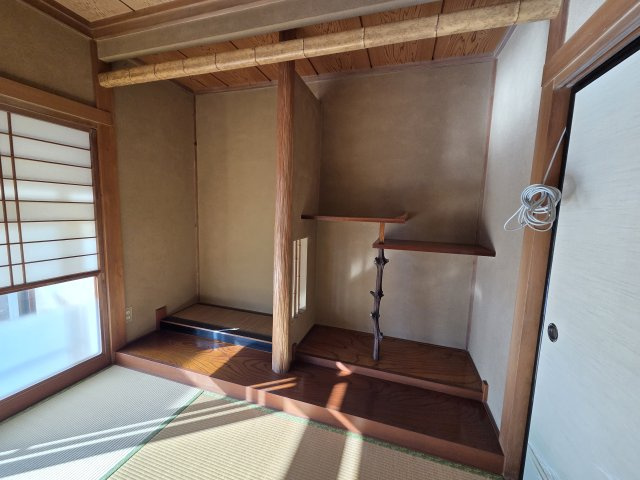 伊勢崎市境美原　中古住宅の和室|1階西側の和室には趣のある床の間があります。