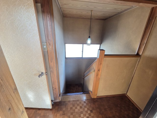 伊勢崎市境美原　中古住宅の内装|2階の廊下と階段です。階段は手すり付き！