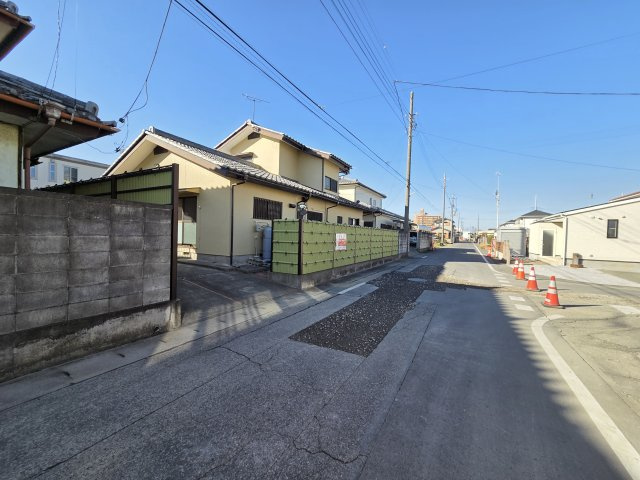 伊勢崎市境美原　中古住宅の前面道路含む現地写真|北側前面道路幅員約6.0ｍ