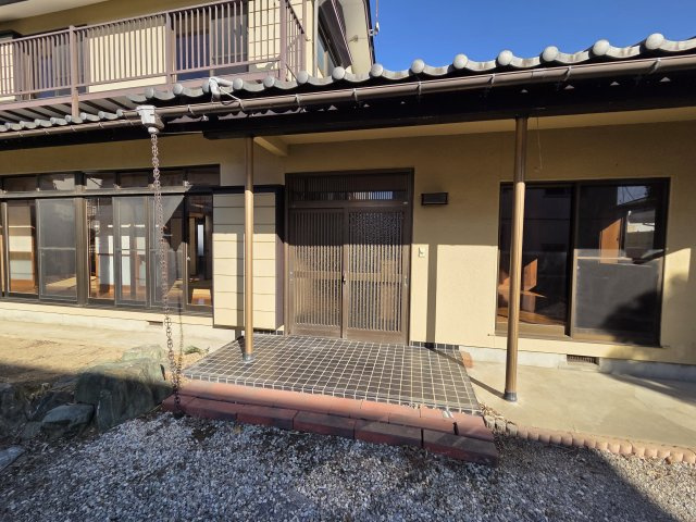 伊勢崎市境美原　中古住宅の玄関|屋根付きの玄関です