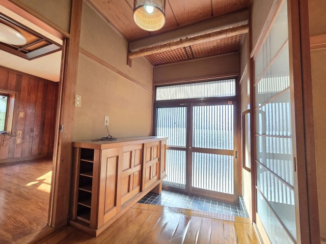 伊勢崎市境美原　中古住宅の玄関|玄関は趣ある和風天井！中古物件ならではです！