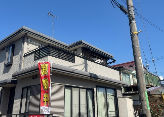 【外観】 | バルコニーは、室外の専用スペースのうち、「屋根がなく開放された空間」であるものを指します。ベランダより広いタイプのものが多く、日当たりもよいため家庭菜園などを楽しみたい人にとって適した環境となります。