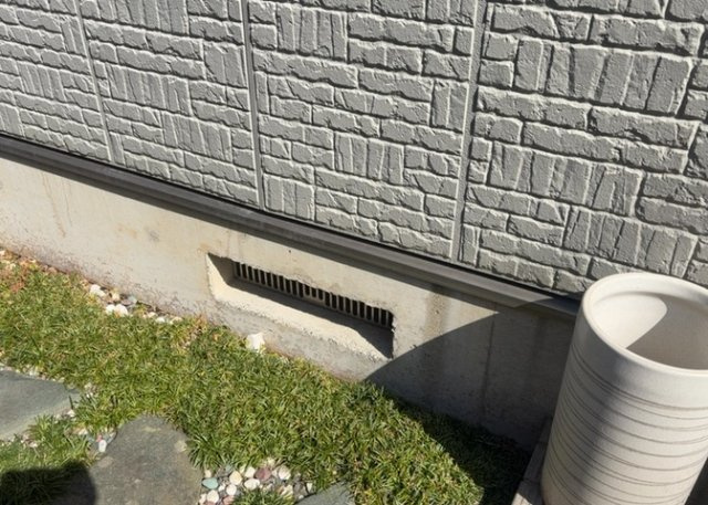 【冷暖房・空調設備】 | 床下換気口は、床下に湿気がこもることを防ぎ、効果的に換気を行うために設置されています。床下換気口が設置されていない建物は、基礎パッキング工法などにより換気を行なっています。詳細は現地でご確認ください。