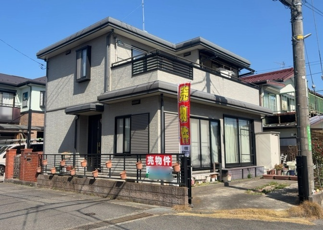 【外観】 | 現地に行くなら、物件の周囲の地形がどうなっているかを見ることも大切です。周辺より低くなっている土地では、大雨などで水が集まりやすいため、地盤が弱くなっているということも考えられるため、注意が必要です。