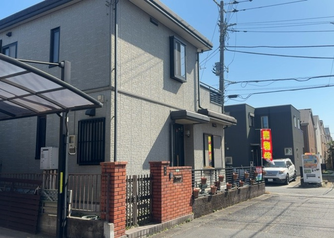 【前面道路含む現地写真】 | 南側道路の場合は長い時間光を入れ込むことができるため、庭やリビングを道路側に持ってくることが多く土地価格も高い傾向にあります。一方北側道路だとリビングや庭が南側になりプライバシーを守ることができます。