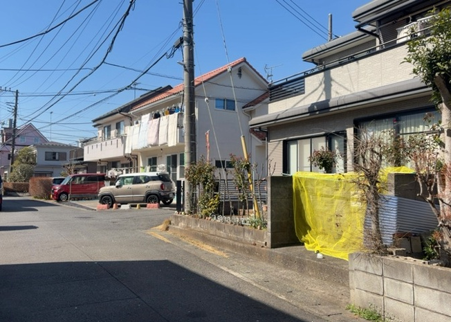【前面道路含む現地写真】 | 東側道路の場合は居室を南向きに設計しやすいため、朝日が入りやすいというメリットがあります。一方、西側道路も東側同様に居室を南向きに設計しやすいのですが、住宅地だと朝日が入りにくいという弱点があります。