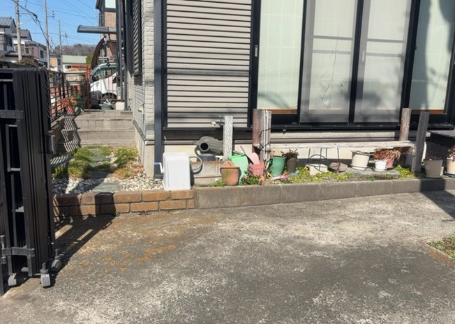 【庭】 | 庭のある家に住むことのメリットとして、子どもたちの遊び場を確保できること、ガーデニングや家庭菜園を楽しめること、明るさを確保できることがあります。また、配置を工夫することでプライバシーが確保できます。
