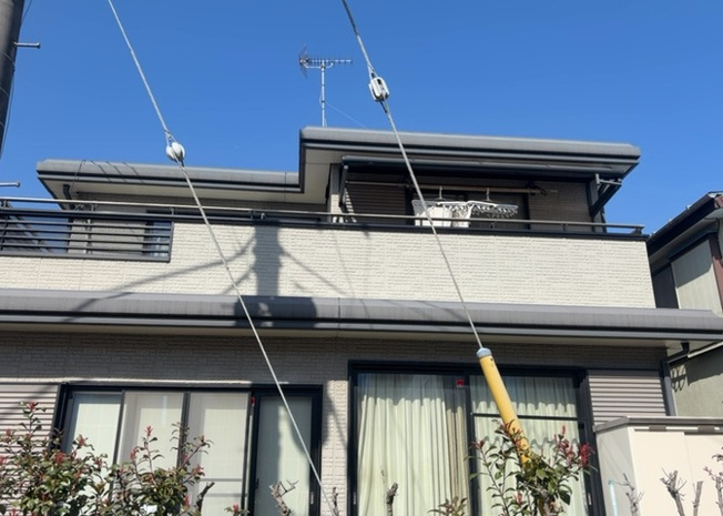 【外観】 | バルコニーは、建物内から室外へ楽に出入りできる便利なスペースです。また、バルコニーには手すりを付けることが義務付けられており、手すりの高さは110cm以上で施工することが建築基準法で定められています。