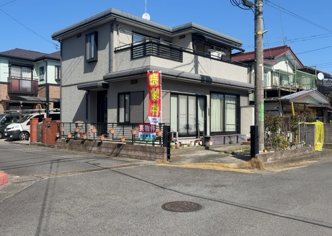 【前面道路含む現地写真】 | 住宅用の土地では前面道路に2m以上接していなければならないと法律で定められています。しかし、お持ちの車のサイズやライフスタイルなどにより、2mでは利便が悪い場合もございますので、事前に確認しましょう。