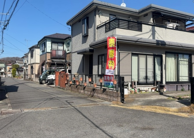 【前面道路含む現地写真】 | 道幅が広い場所は日当たりや風通が良好です。幅が広いのですれ違いも可能ですし大きな車でも駐車可能！一方で、大型車が通ることも多くなるため交通量の増加により騒音に繋がります。また土地の値段が高くなります。