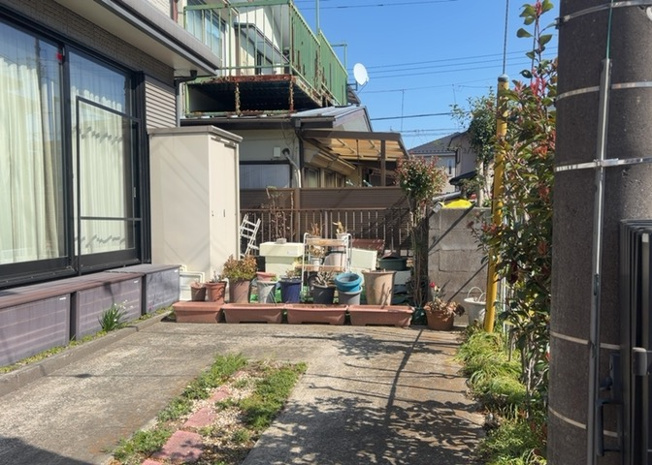 【庭】 | 庭があることでガーデニングや家庭菜園はもちろん、こどもの遊び場やペットを放して遊ぶことができます。また、家の周囲に余裕があるということです。隣地との間があれば、十分な日当たりと、風通しが確保できます。