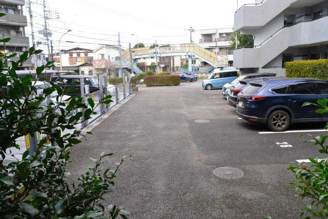 東村山市久米川町４丁目の中古マンションの駐車場