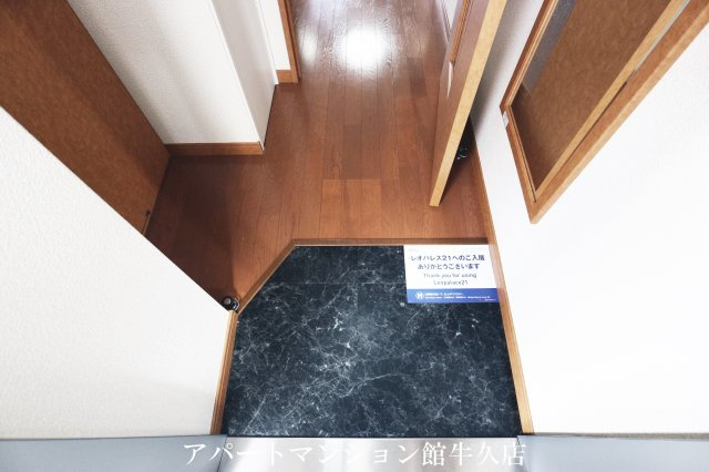 レオパレスコンフォールツクバの玄関