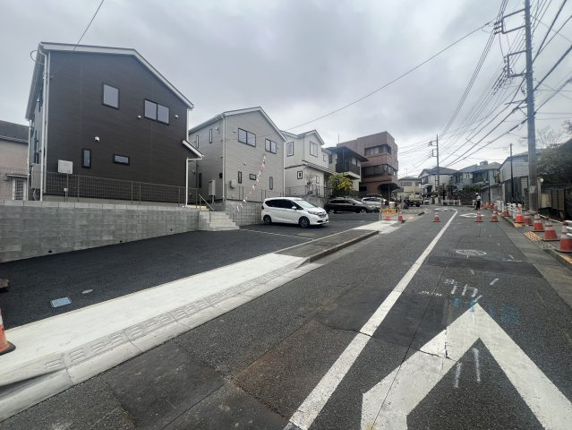 多摩市桜ケ丘第6の前面道路含む現地写真