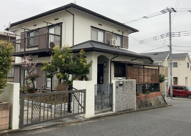 【外観】 | 土地の形が極端に長細かったり、狭小地、あるいは道路との高低差がある傾斜地だった場合、後々売ろうとしても買い手がつかない場合もあります。後々、売却することになった時に価値の下がらない土地を選びましょう。