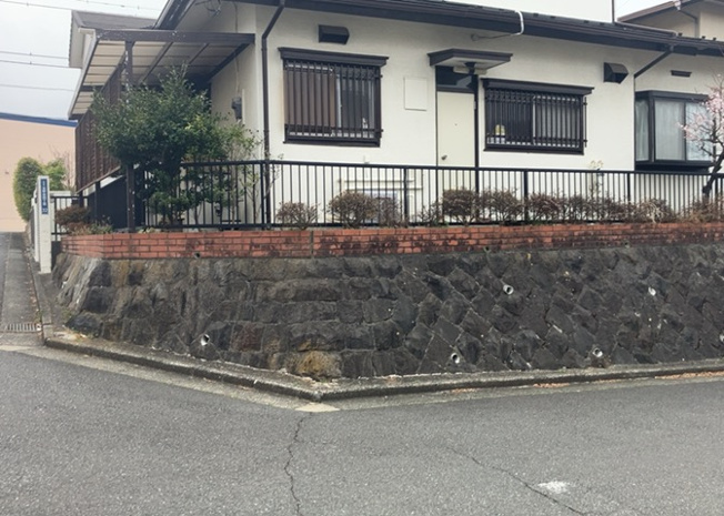 【外観】 | 家を建てる場合、方位は要チェックです。現実的に日当たりのよい家ならばリビングは南側、建築基準法でも北側に当たる家への配慮は求められています。土地を見学に行く際は、方位磁針を持って行くようにしましょう。