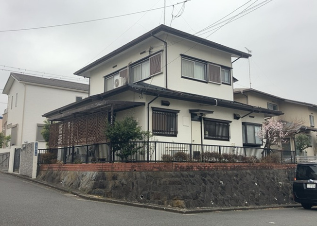 【外観】 | 土地を買う際、住む地域の自治体や福祉の補助制度にも注目してみましょう。子供や老人の医療補助やゴミ出しのルールなど、自治体によってルールに大きな違いがあるため、暮らしやすい土地で判断するとよいでしょう。