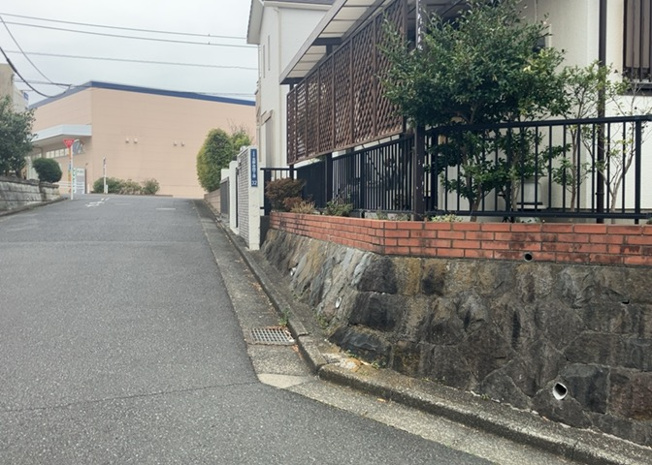 【外観】 | 土地の前の道路に消火栓が設置されていることがあります。この場合、道路交通法第45条第1項により、駐車禁止の場所が指定されています。そのため、車庫などの駐車スペースをつくることができない場合があります。