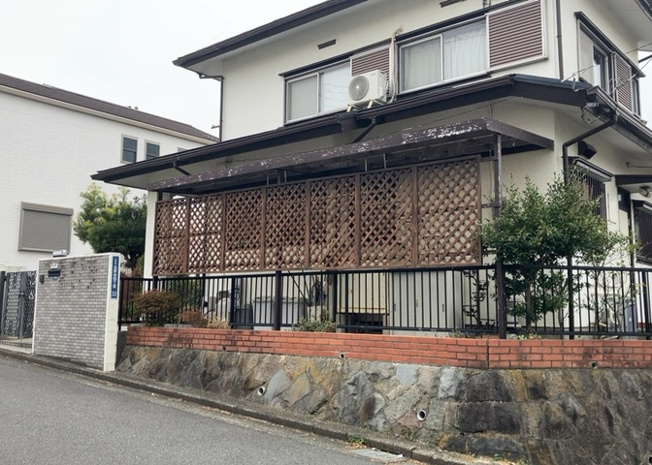 【外観】 | 現地に行くなら、物件の周囲の地形がどうなっているかを見ることも大切です。周辺より低くなっている土地では、大雨などで水が集まりやすいため、地盤が弱くなっているということも考えられるため、注意が必要です。